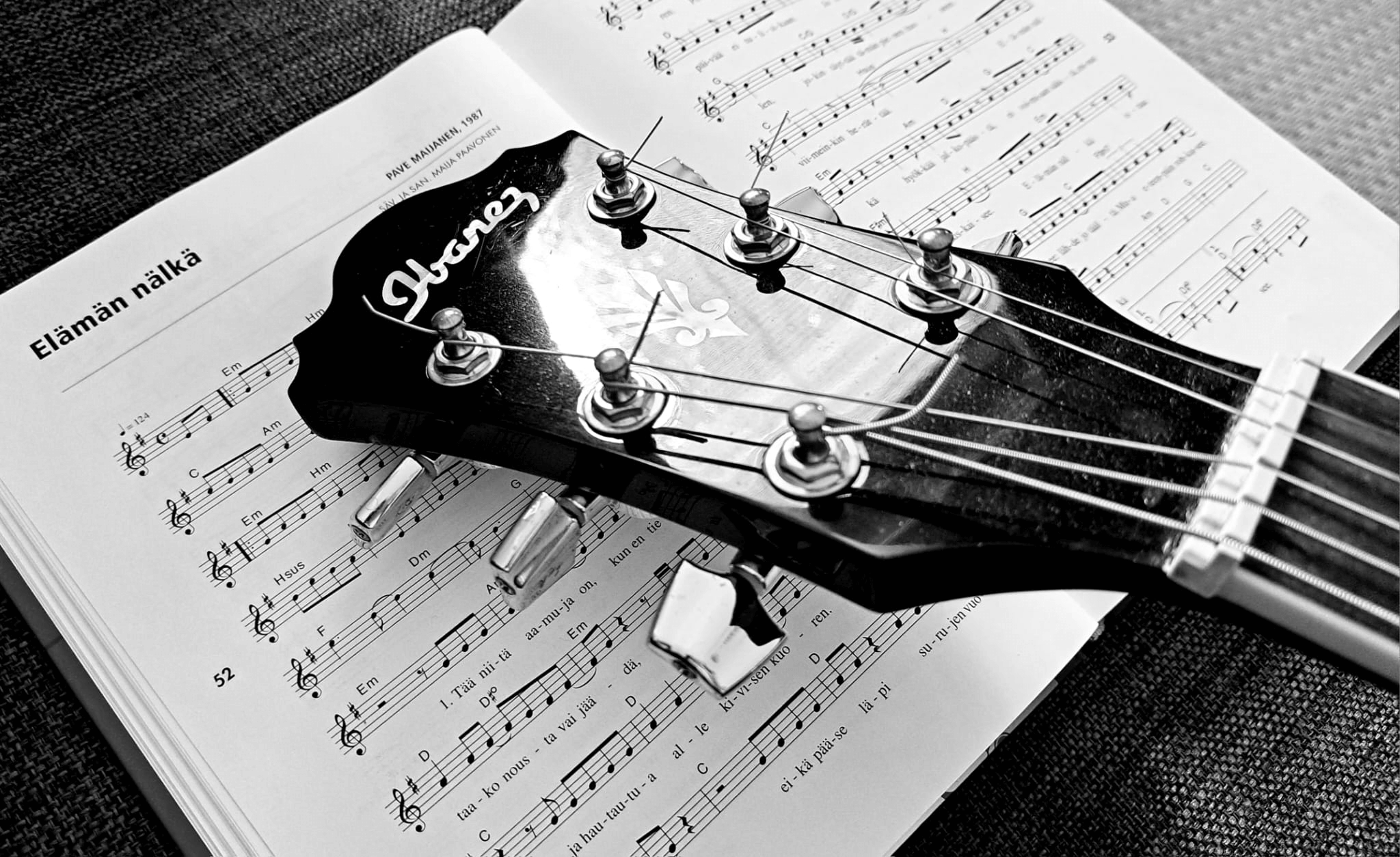 Kitara vasten nuottikirjaa